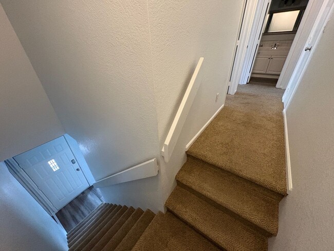 Building Photo - 3 Bed 2.5 Bath Home with 2 Car Detached Ga...