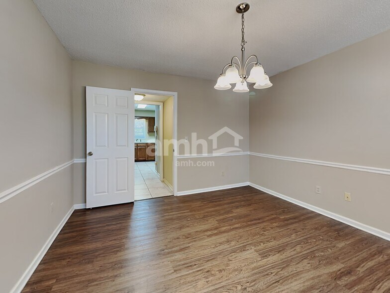 Building Photo - 5806 Manor Ridge Trl