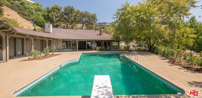 Building Photo - 1365 N Wetherly Dr