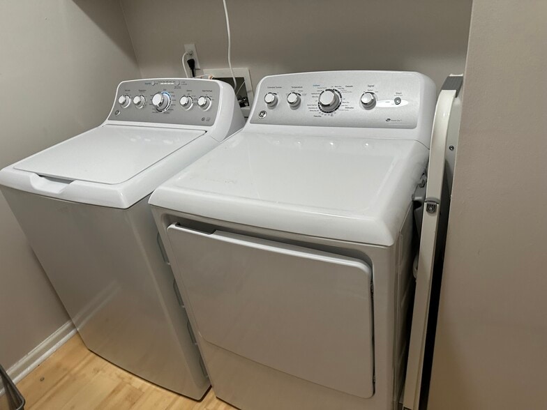 Building Photo - 70 Lake Barnett Dr