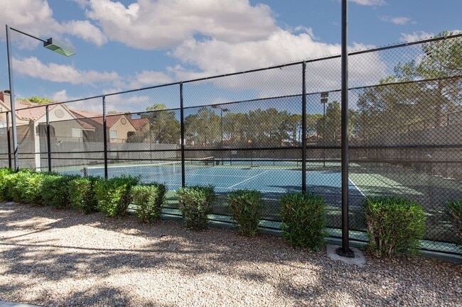 Building Photo - Second story unit overlooking pool in luxu...