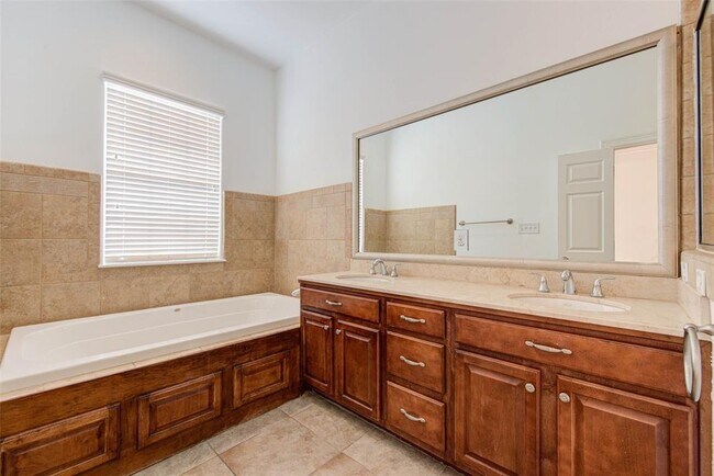 Building Photo - 10808 Almeda Park Dr