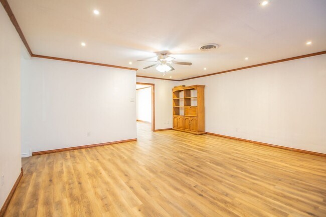 Building Photo - Spacious & Updated 4/2