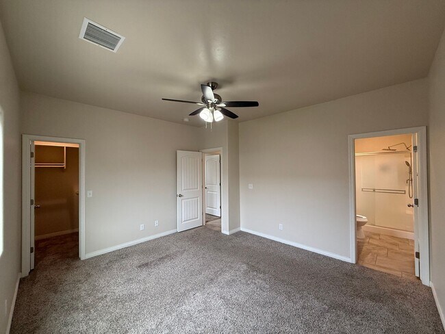 Building Photo - 3 Bedroom 2 Bathroom Home