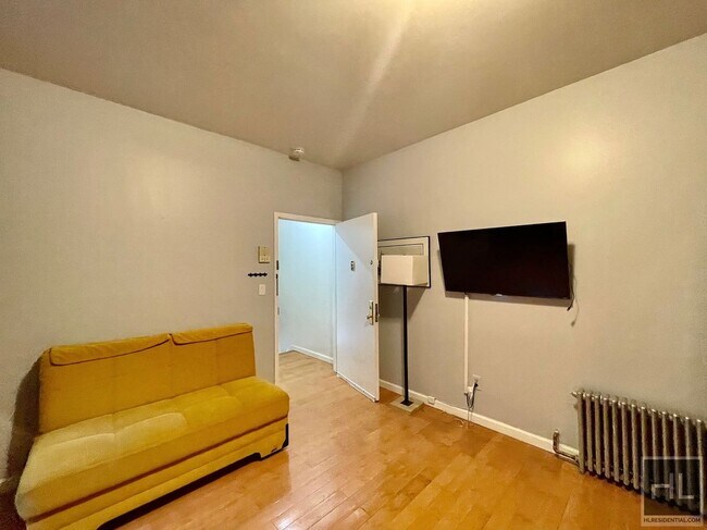 Building Photo - Prime Location!!! Spacious 1 bedroom with ...