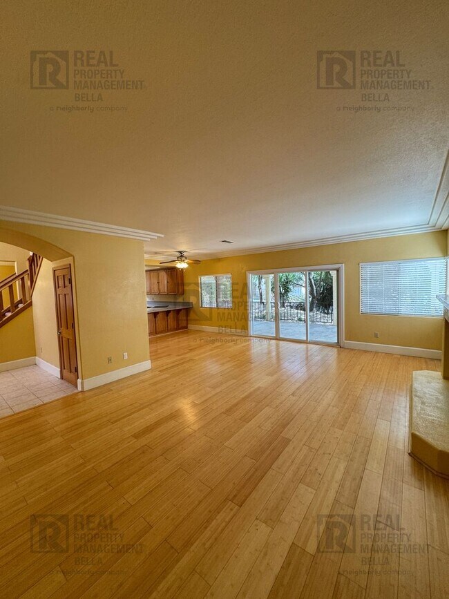 Building Photo - Waterfront Living in Canyon Lake!