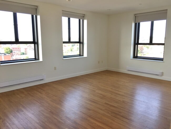 Building Photo - 875 Elm St