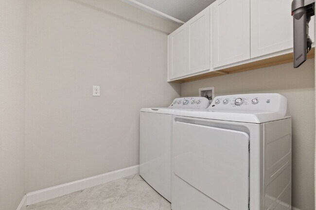 Building Photo - "Spacious 4-Bed Oasis with Granite Charm in Lutz!"In a gated community with 2 Cars garage