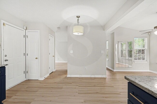 Building Photo - 4BR/2.5BA Home Conveniently Located Off Jimmy Carter Blvd!