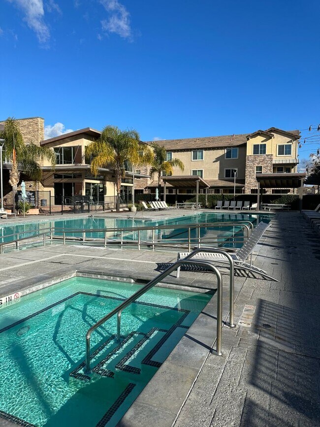 Building Photo - Fully Furnished Resort-Style Condo