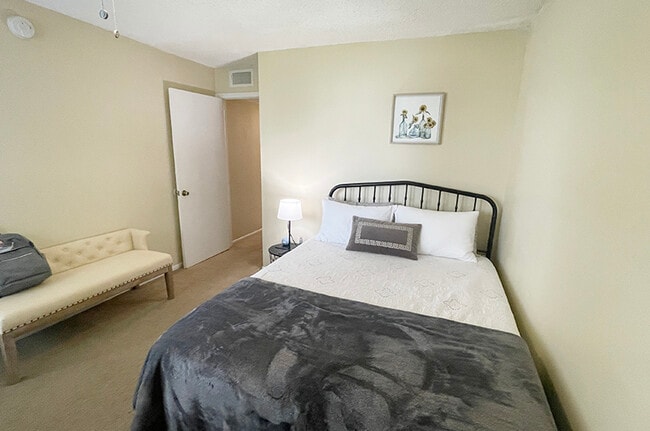 Building Photo - 1964 Lake Atriums Cir