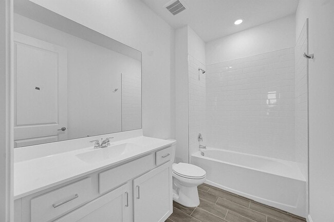 Building Photo - 3550 Hilton Dr