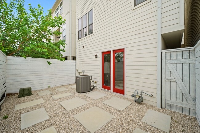 Building Photo - 1813 Dart St