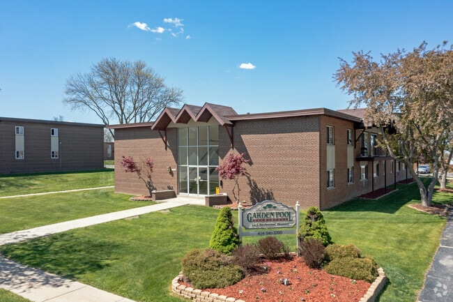 Building Photo - Garden Pool Apartments