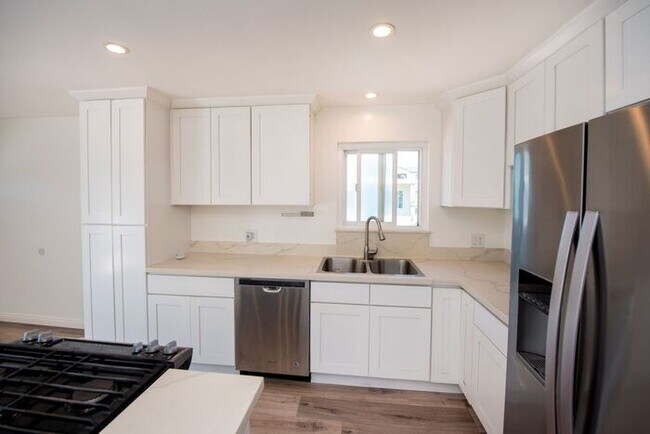 Building Photo - Charming Coastal Retreat - Newly Remodeled!