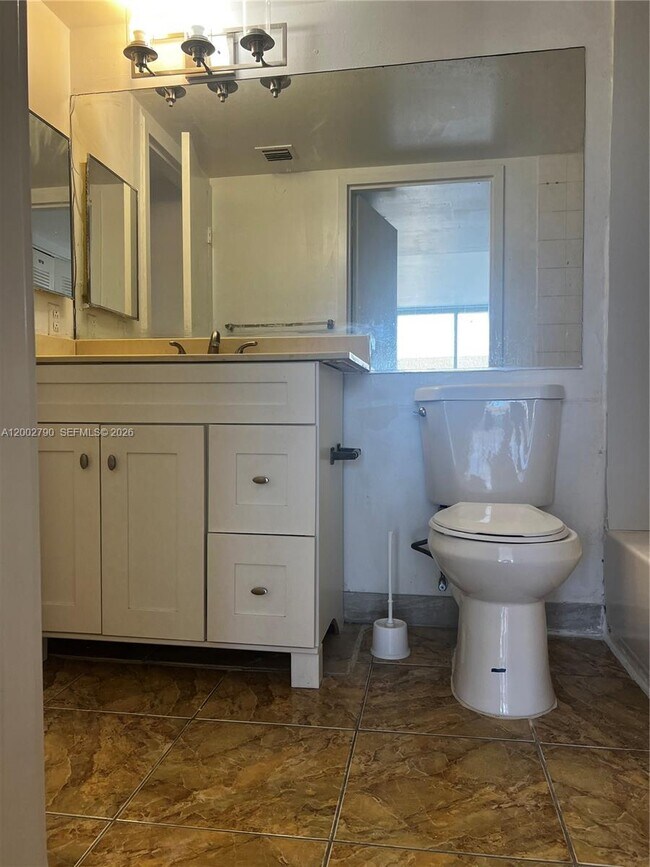 Building Photo - 7601 E Treasure Dr