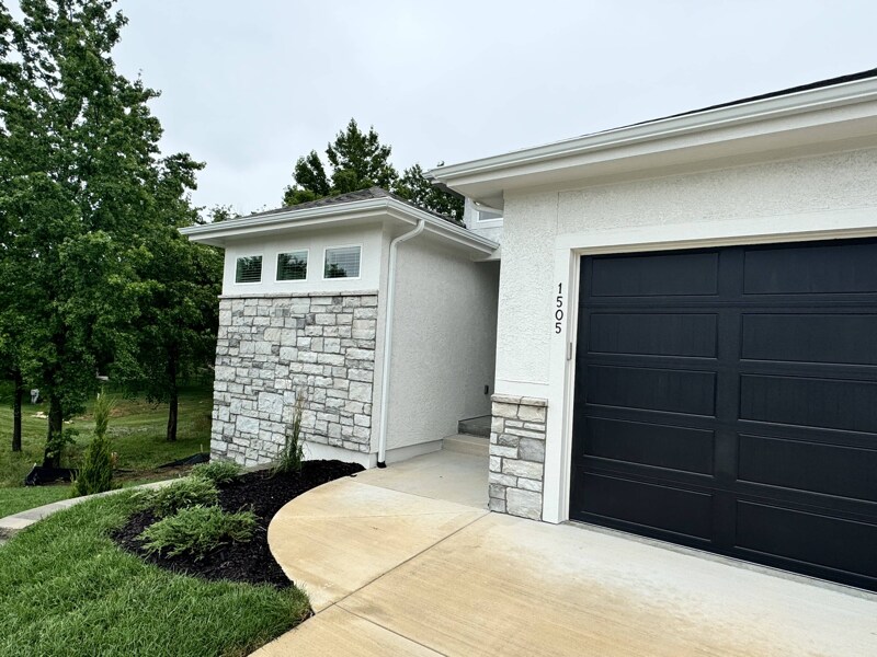 Building Photo - 1505 SW Heartwood Dr