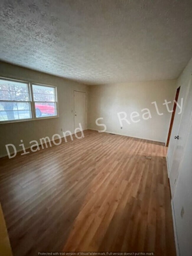 Building Photo - 3 Bedroom Home In Nice, Established Neighborhood