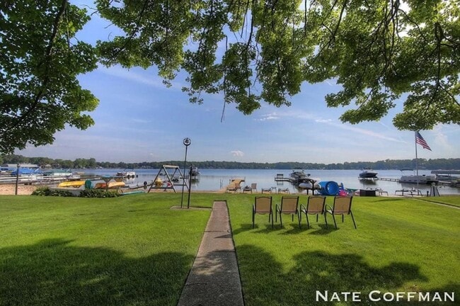 Building Photo - Lakefront 4 bed 2 bath home