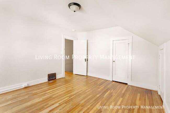 Building Photo - 5521 N Vancouver-