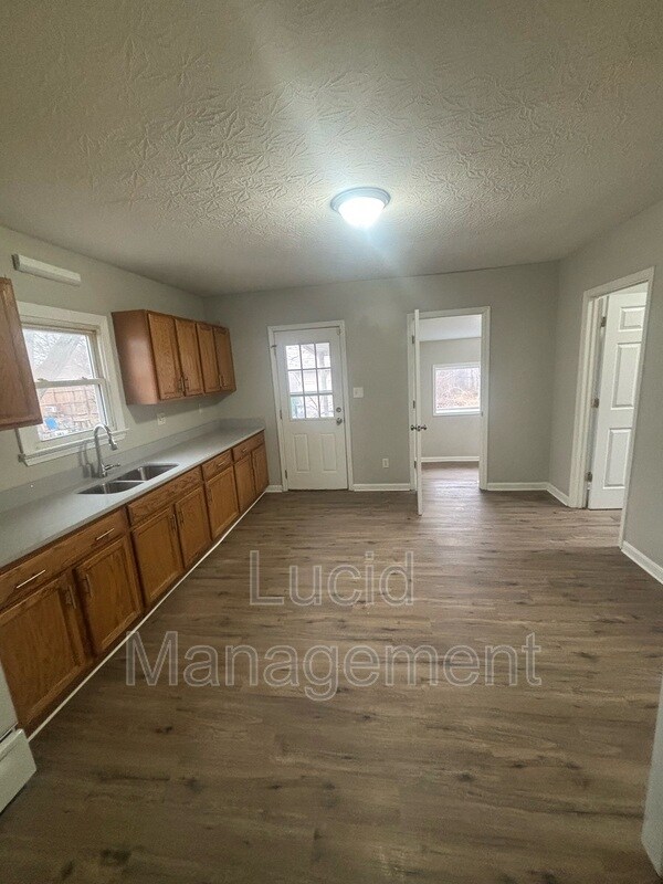 Building Photo - 1423 Lillian Ave