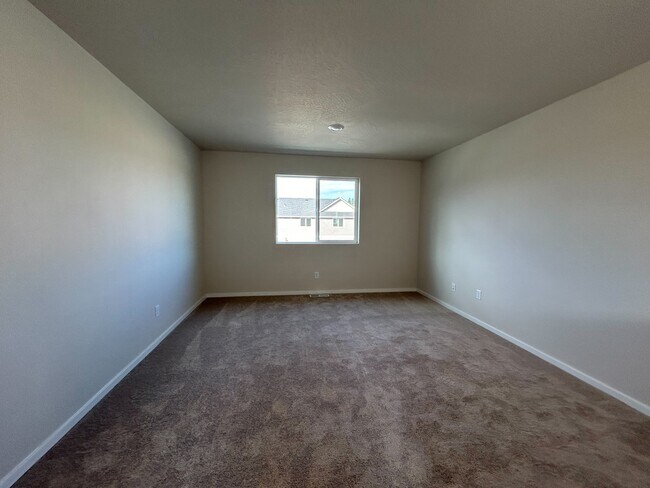 Building Photo - 294 E Viceroy Ave