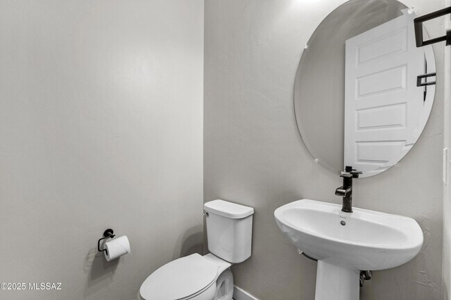 Building Photo - 1009 E Silver Ray Dr