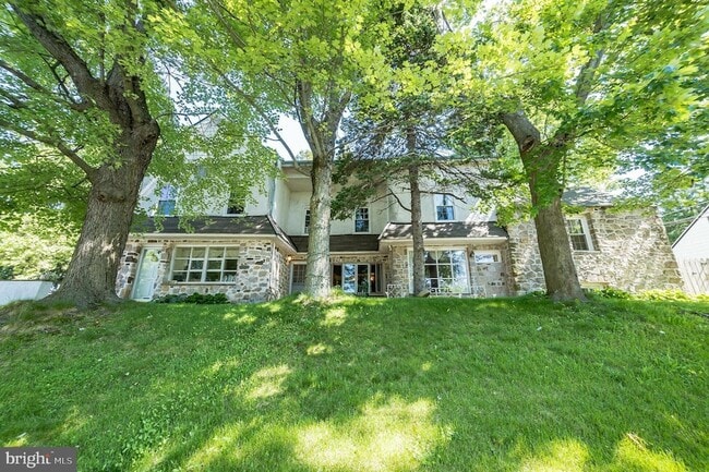 Building Photo - 800-2-802 E Cathedral Rd