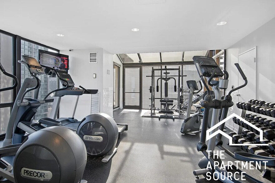 Building Photo - 1120 N La Salle Dr