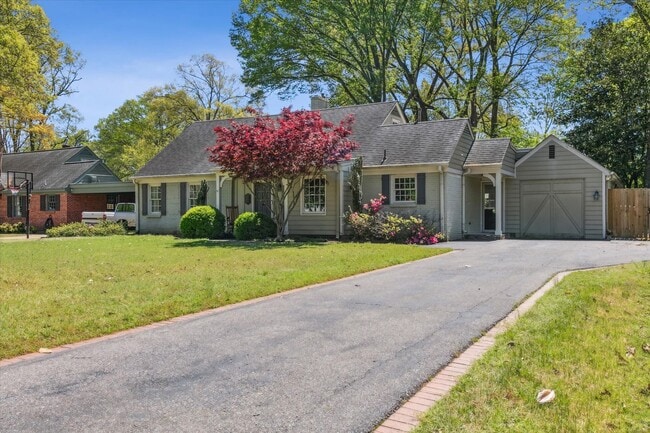 Building Photo - 5 bedroom 3 bathroom with over 3,500 square feet in East Memphis near Walnut Grove and Perkins