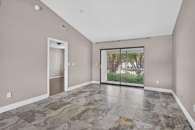Building Photo - 301 Club Cir