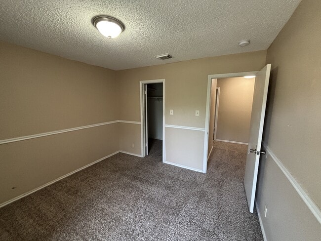 Building Photo - 5850 Spring Pebble