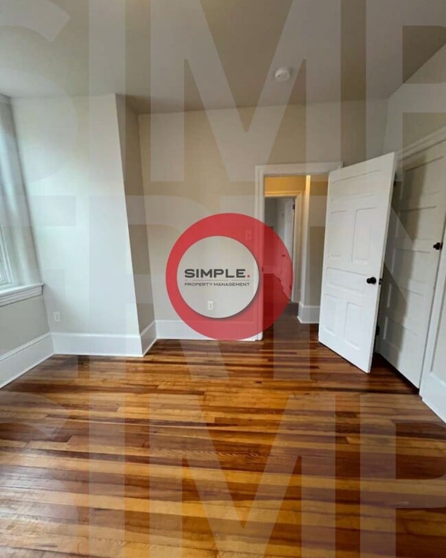 Building Photo - 556 Main St