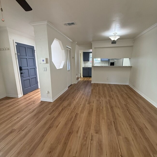 Building Photo - Spacious 2-bedroom, 1.5-bath end-unit townhouse in Carriage House