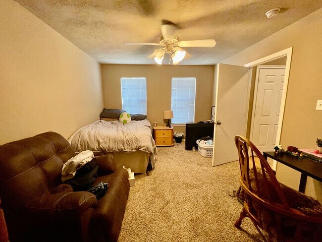 Building Photo - Cute Corner Home w/ 4 Beds & 3 Baths in Co...