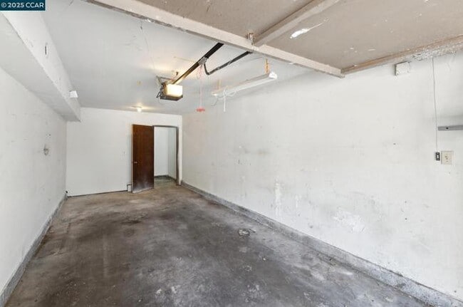Building Photo - 3847 Vineyard Ave