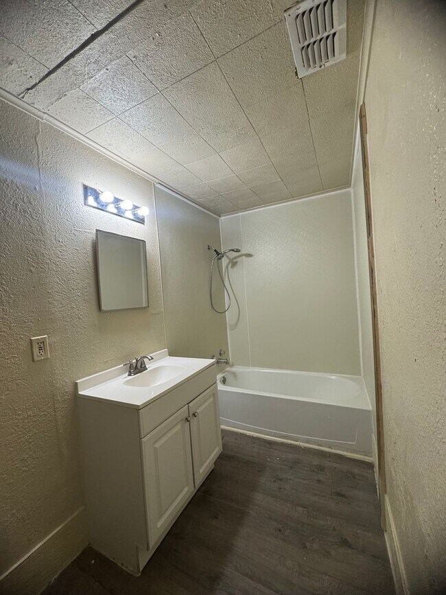 Building Photo - Spacious home in Clyde