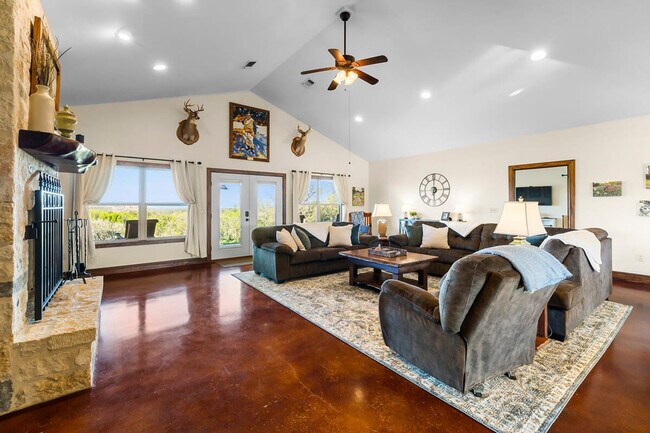 Building Photo - 359 Sagebiel Ranch Rd