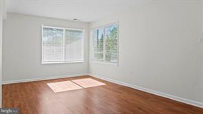 Building Photo - RENOVATED TOWNHOUSE WITH 3 BEDROOMS AND 1.5 BATHS, FENCED BACKYARD