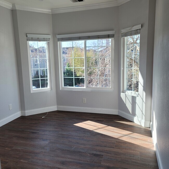 Building Photo - 812 15th St