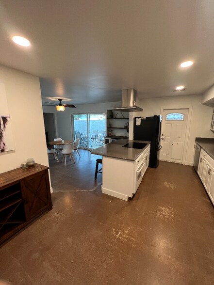 Building Photo - 6438 E Sheridan St