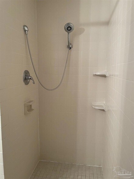 Building Photo - 825 Bayshore Dr