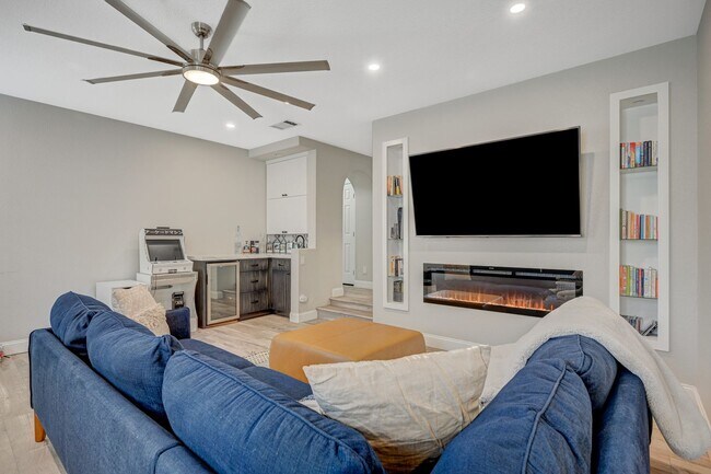 Building Photo - 4 Bedroom Contemporary Furnished-Renovated...