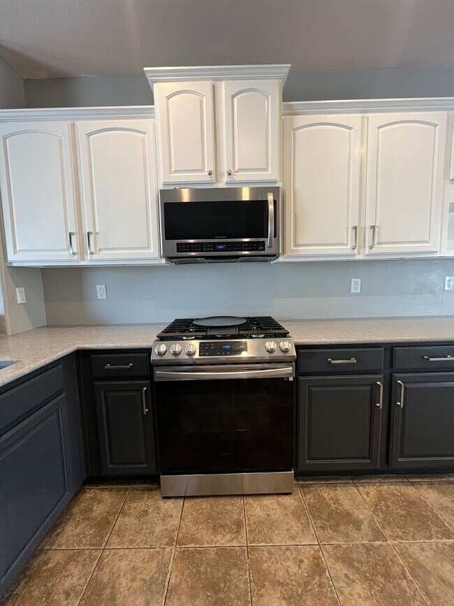 Building Photo - Gorgeous, upgraded home with a sparkling p...