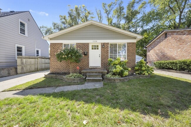 Primary Photo - 1530 E Madge Ave