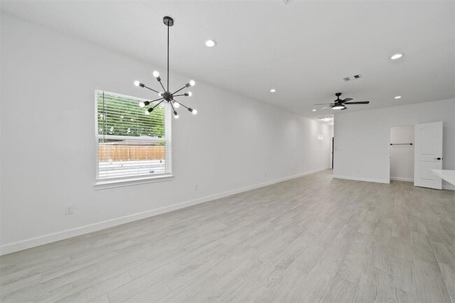 Building Photo - 1071 St Clair St