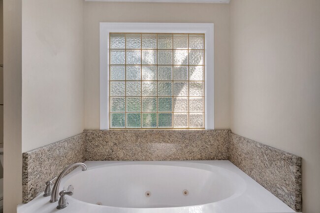 Building Photo - 103 Winding Trail
