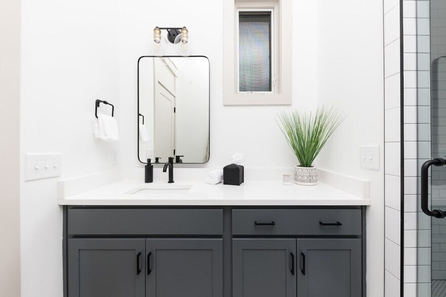 Building Photo - 916 11th Ave N