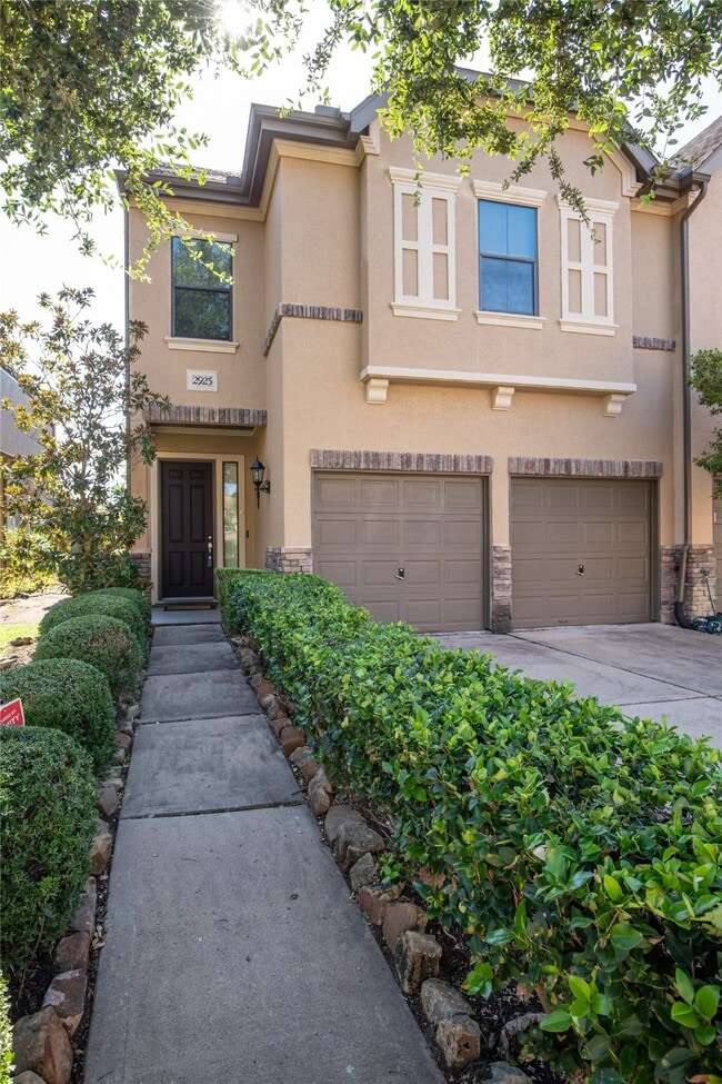 Building Photo - 2923 Royal Oaks Crest