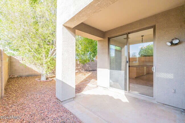 Building Photo - 1078 E Saragosa St